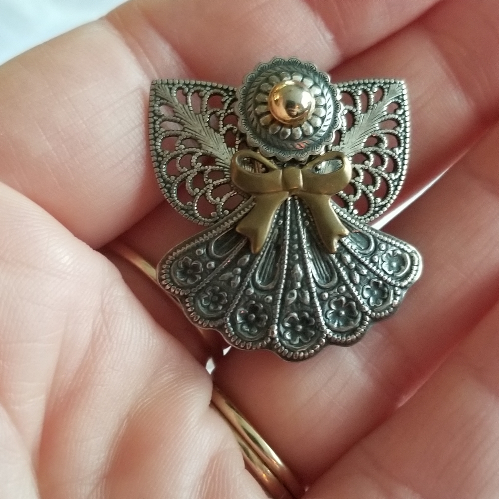 Relisted - Filigree angel brooch gold tone silver tone guardian pin - Picture 2 of 8